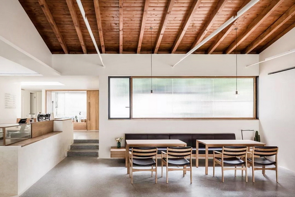 莫干山大樂之野庾村民宿，“大樂之野”的名字取自《山海經》中因眾神之戰而被天帝封印的美好極樂之地。白色是整個空間的主色調，搭配少許的灰色和金色，克制而不失明朗