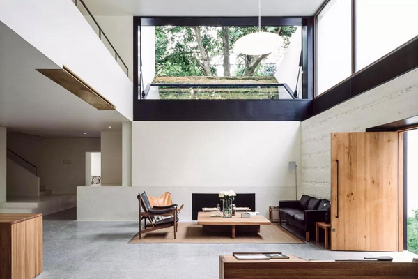 莫干山大樂之野庾村民宿，“大樂之野”的名字取自《山海經》中因眾神之戰而被天帝封印的美好極樂之地。白色是整個空間的主色調，搭配少許的灰色和金色，克制而不失明朗