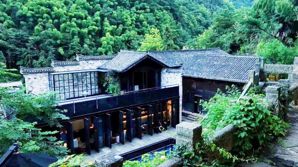 在不舍野馬嶺民宿中，中式家具被完好地繼承與發揚，客房的設計簡潔而有溫度，提供了舒適的生活體驗