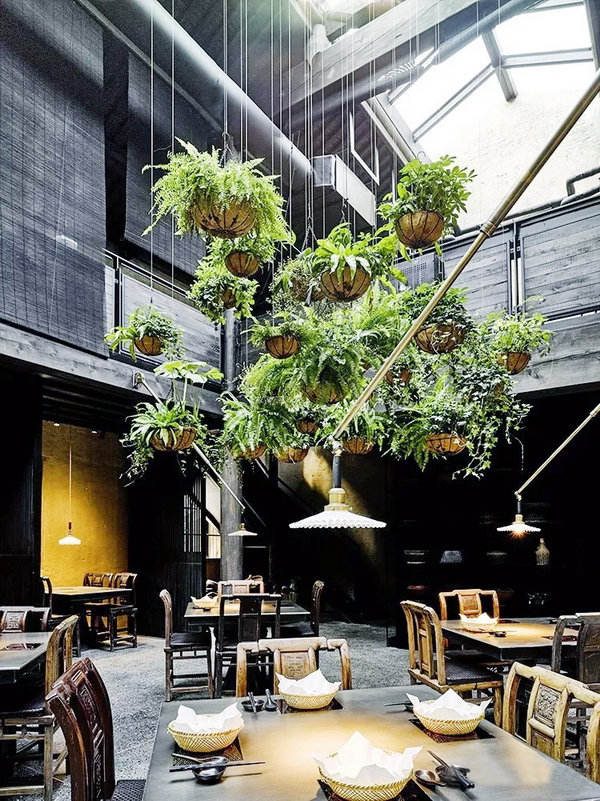 在不舍野馬嶺民宿中，中式家具被完好地繼承與發揚，客房的設計簡潔而有溫度，提供了舒適的生活體驗