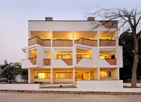 云見民宿室內選取的卵石、土布，現場設計、制作的家具陳設使用當地拆除的老木改制，使這些平面上看起來近似的客房在實際體驗中別具一格