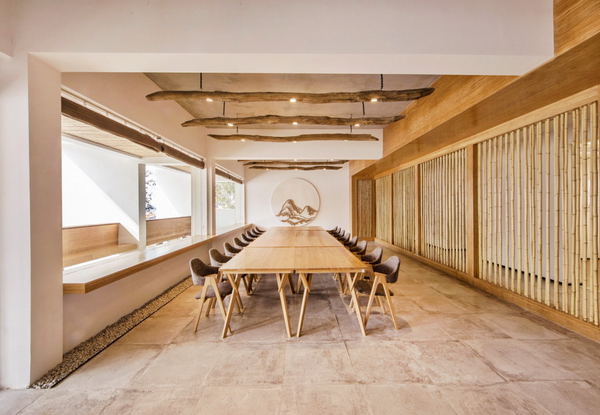 云見民宿室內選取的卵石、土布，現場設計、制作的家具陳設使用當地拆除的老木改制，使這些平面上看起來近似的客房在實際體驗中別具一格