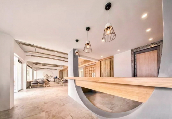 云見民宿室內選取的卵石、土布，現場設計、制作的家具陳設使用當地拆除的老木改制，使這些平面上看起來近似的客房在實際體驗中別具一格